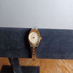 Vintage Helbros Quartz Womens Oval gold tone Watch working fresh battery watch i